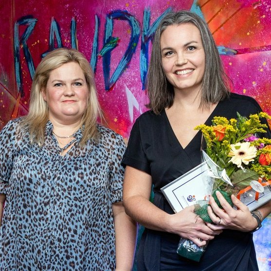 Arnheiður Jóhannsdóttir, framkvæmdastjóri MN og Freyja Rut Emilsdóttir sem tók við viðurkenningunni fyrir hönd 1238: Battle of Iceland. Mynd: northiceland.is