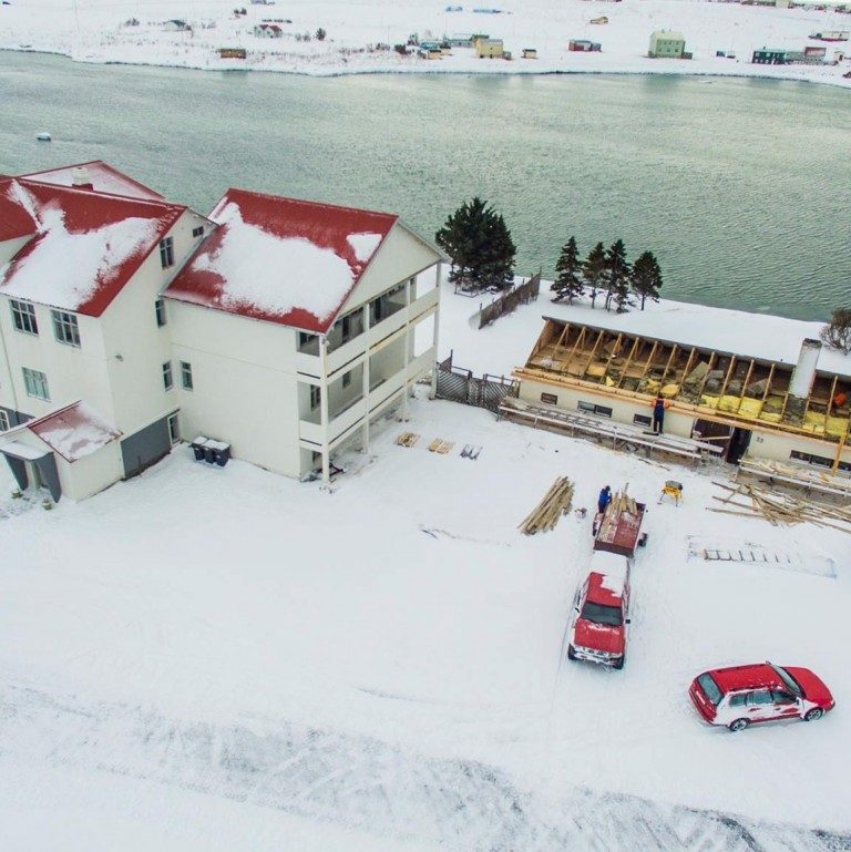 Smiðir endurnýja þakið á Árbraut 33, við Kvennaskólann á Blönduósi. Mynd/Róbert Daníel Jónsson.