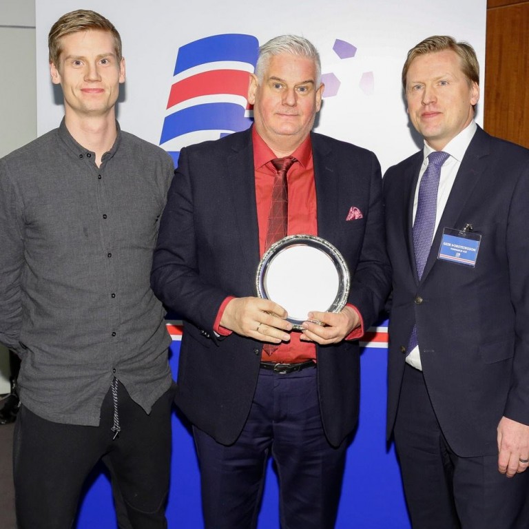 Ingvi Hrannar Ómarsson og Ómar Bragi Stefánsson formaður knattspyrnudeildar Tindastóls taka við Grasrótarverðlaunum KSÍ. Ljósm./Fb-síða KSÍ.