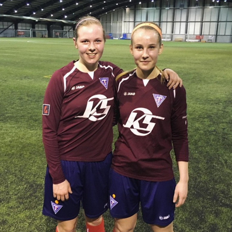 Leikmenn Tindastóls, Bryndís Rut Haraldsdóttir og Ólína Sif Einarsdóttir, eftir sigurinn gegn Einherja á Akureyri. Mynd/af Facebook-síðu Stuðningsmanna Tindastóls.
