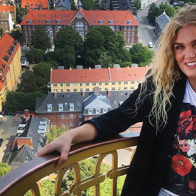 Linda Þórdís efst í hringturni Vor Frelser kirke í Kristjaníu, Kaupmannnahöfn.  AÐSENDAR MYNDIR