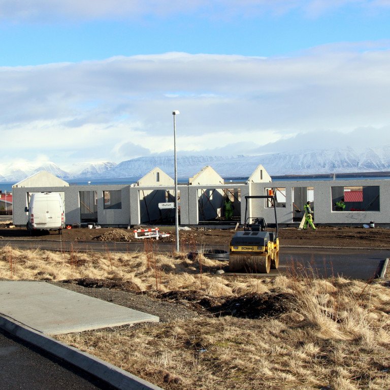 Myndatexti: Þegar hér var komið sögu voru liðnir tæpir tveir sólahringar frá því byrjað var að reisa húsið. Mynd: PF.