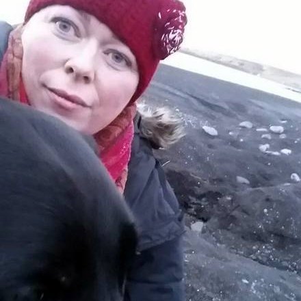 Edda ásamt tíkinni Snotru. Eyrnabandið heklaði sú fyrrnefnda. Aðsendar myndir.