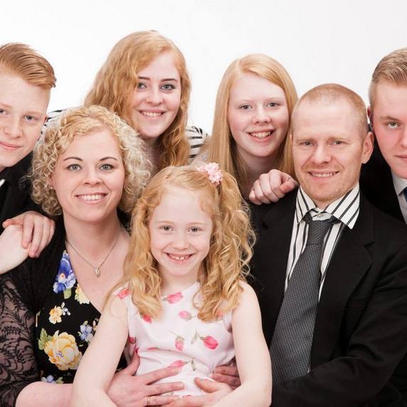 Matgæðingarnir Hulda og Konráð með börnunum sínum fimm. Aðsend mynd.