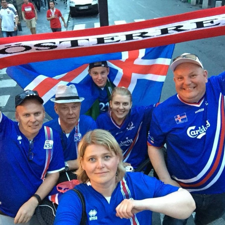 Mæðgurnar Guðný Hrund Karlsdóttir og Kristrún Ásta Arnfinnsdóttir, ásamt fleiri stuðningsmönnum Íslands, á Evrópumótinu í knattspyrnu í Frakklandi. Mynd/úr einkasafni.