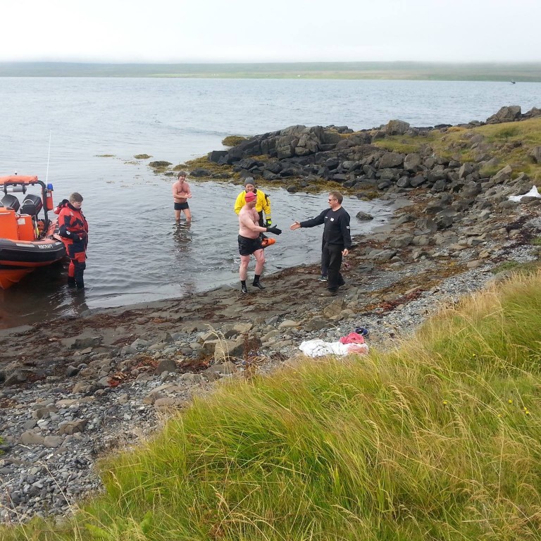 Gunnlaugur gengur á land við Framnes/Mynd: Tekin af Facebooksíðu Björgunarsveitarinnar Húnar