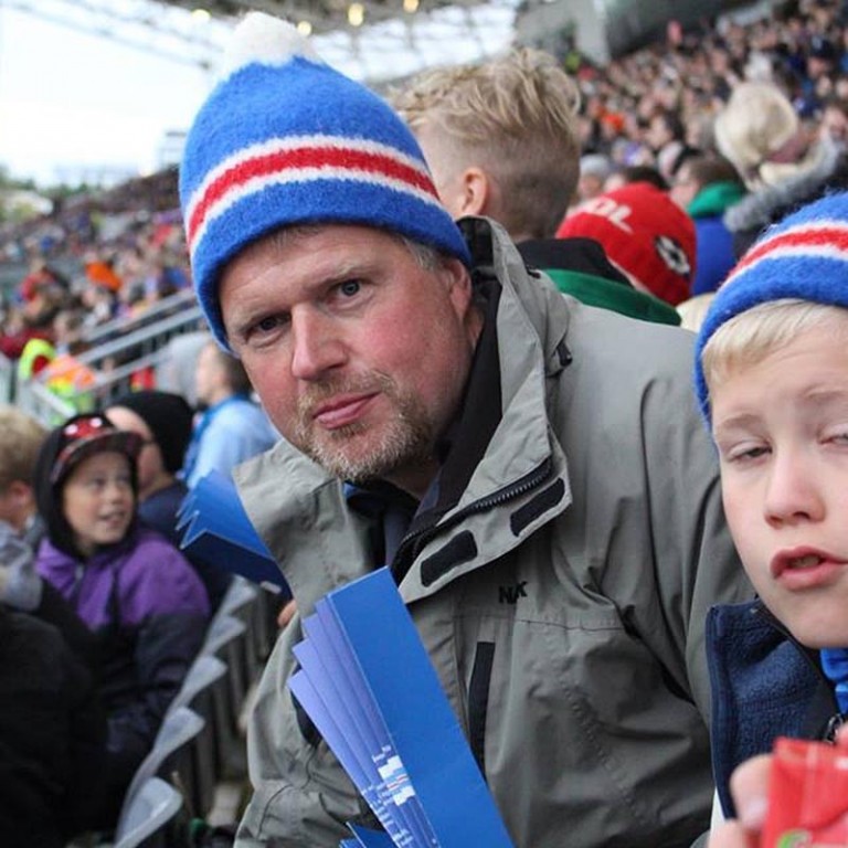 Haukur Þórðar, hér á landsleik með Þórði syni sínum, svaraði Rabb-a-babbi númer 114. Hvað ætli hann geri betur en aðrir á sínu heimili?