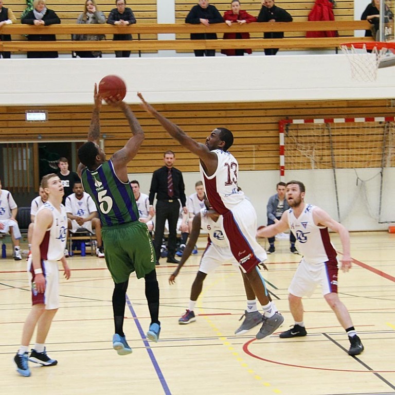 Lewis var besti leikmaður Stólanna í kvöld en það dugði ekki til. Hér sést kappinn í leik gegn Þór í úrslitakeppninni í vor.  MYND: ÓAB