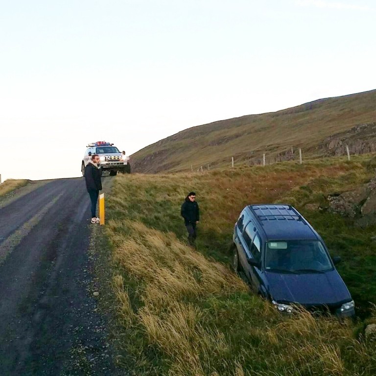 Bíll ferðamannanna hafnaði utan vegar við Geitafell á Vatnsnesi. Ljósm./Fb-síða Húna.