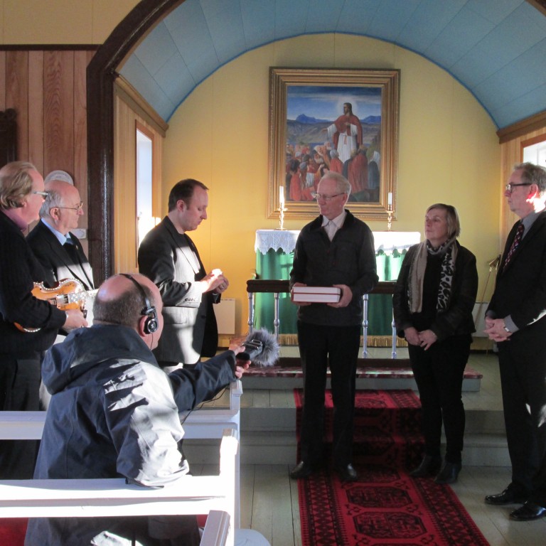 Frá afhendingu norsku útgáfunnar í Víðidalstungukirkju: Á myndinni eru talið frá vinstri: Hallvard T. Björgum fiðluleikari frá Noregi, Torgrim Titlestad prófessor við Stafangerháskóla og forsvarsmaður útgáfunnar, Bård Titlestad forstjóri SagaBok, Ólafur B. Óskarsson, bóndi í Víðidalstungu,Sigrún Þórisdóttir, formaður sóknarnefndar kirkjunnar og sr Guðni Þór Ólafsson prófastur á Melstað. Fremst situr Jan Henrik Ihlebæk útvarpsmaður frá norska ríkisútvarpinu, en bæði útvarps- og blaðamenn frá Noregi voru með í för. Mynd: Sigríður Ólafsdóttir.