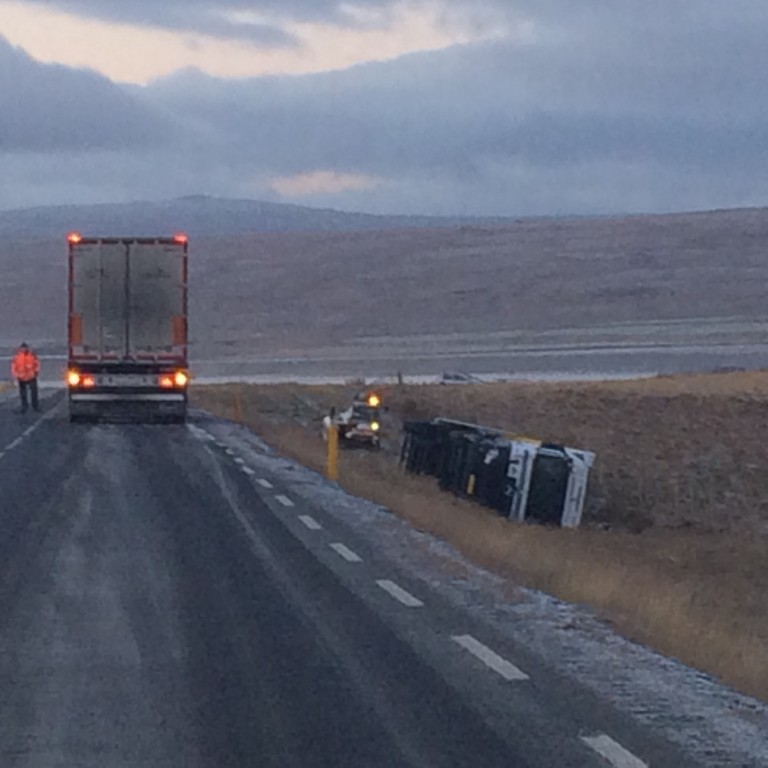 Flutningabíllinn sem valt í Hrútafirði á mánudagskvöld. Mynd: ÞHS.