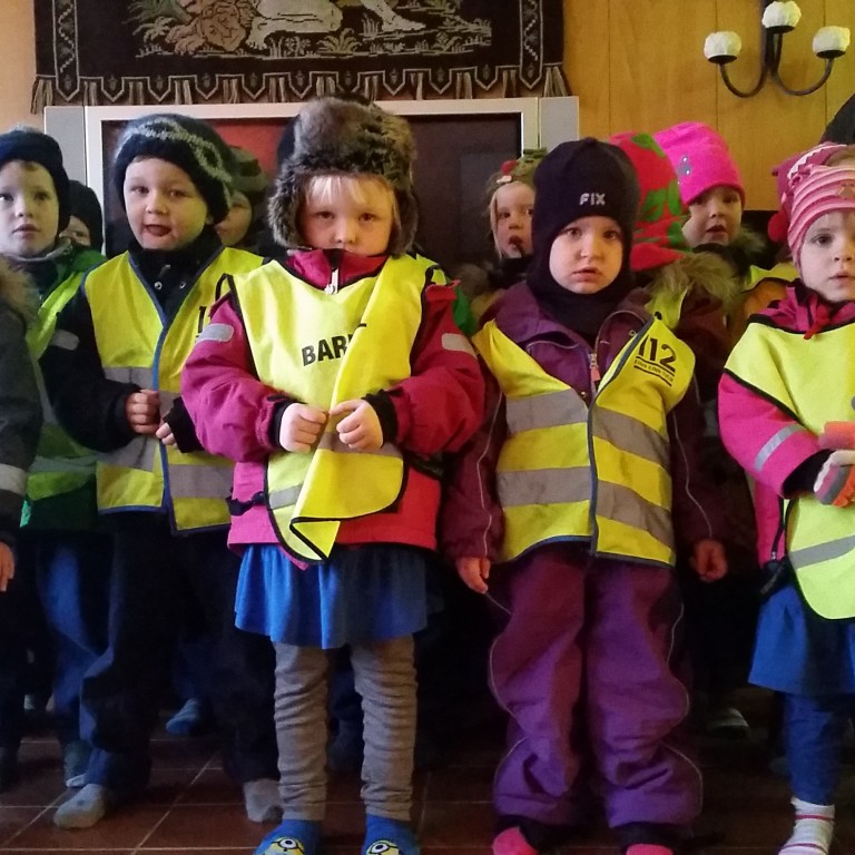 Börnin i Eldri kjarna í leikskólanum Barnabóli á Skagaströnd heimsóttu heimilisfólkið á Sæbóli á Skagaströnd í tilefni af Degi íslenskrar tungu. Mynd: María Ösp Ómarsdóttir.