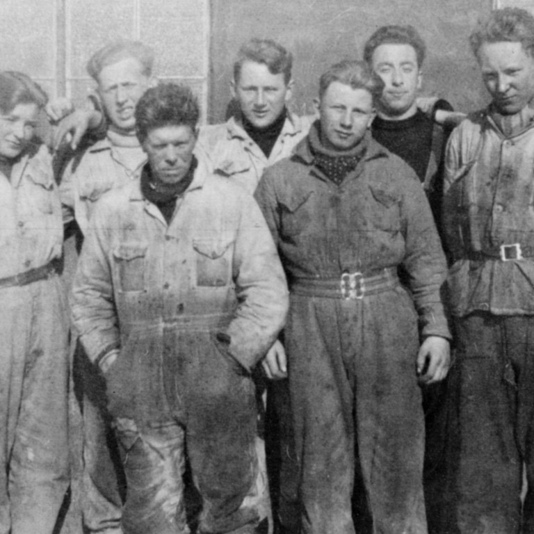 Ungir menn í Bretavinnu á Reykjaskóla veturinn 1940-1941. Frá vinstri: Stefán Jónsson frá Fossi í Staðarhreppi, Haraldur Þorvaldsson frá Þóroddsstöðum, Sæmundur Helgason frá Svertingsstöðum, Sigfús Pétursson frá Borðeyri, Garðar Sigurðsson frá Hvammstanga, Vilhjálmur Ólafsson frá Hlaðhamri og Einar Jónsson frá Tannstaðabakka.