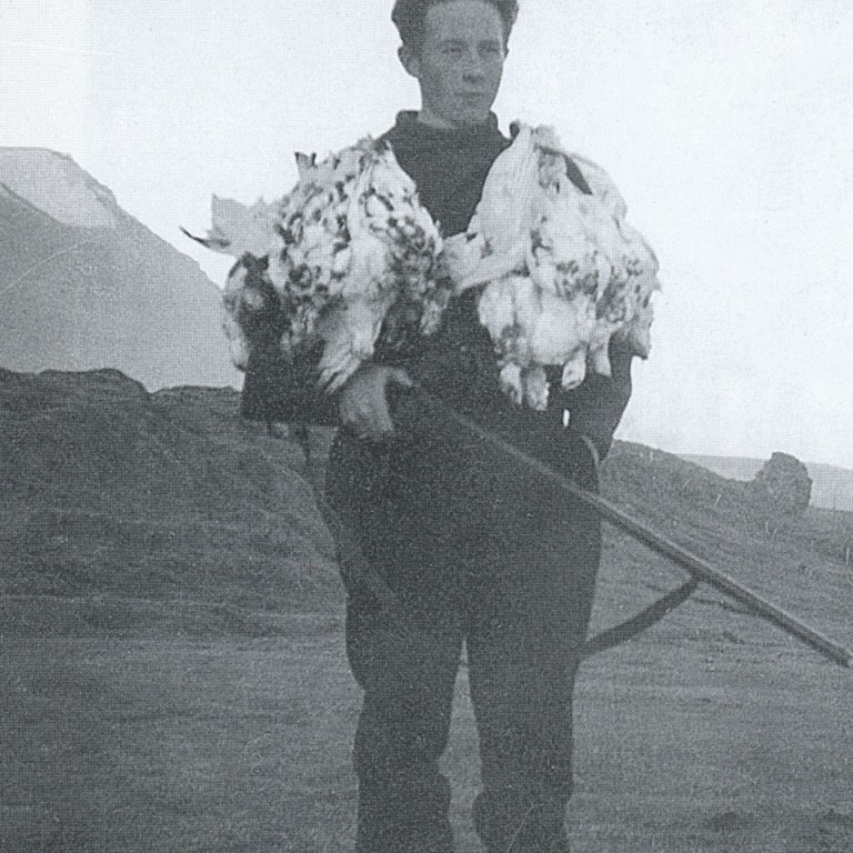 Sigurfinnur með bráð sína árið 1952. Myndin er úr einkasafni og birtist í ævisögu Sigurfinns, Háspenna lífshætta, sem Árni Gunnarsson ritaði.