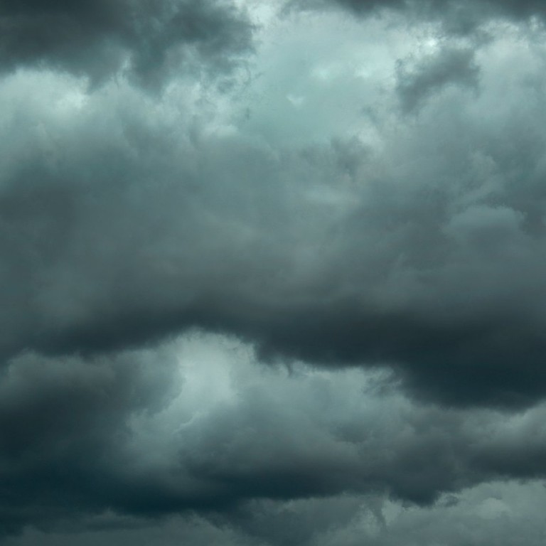 Djúp lægð gengur yfir landið, 18-23 m/s og slydda í nótt.