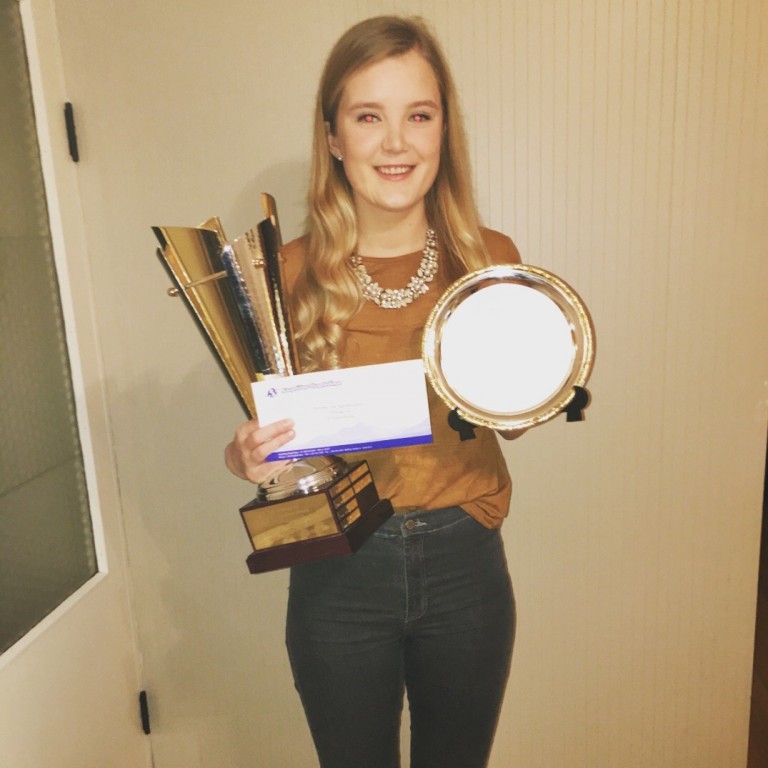 Þóranna Ósk Sigurjónsdóttir hlaut afreksbikar, til minningar um Stefán Guðmundsson fv., stjórnarformann KS og konu hans Hrafnhildi Stefánsdóttur, sl. föstudag. Ljósm./UMSS