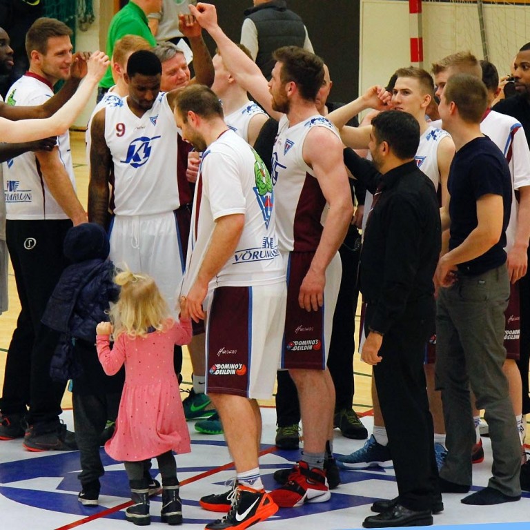 Stólarnir fagna sigri. Hér reyndar í leiknum gegn Snæfelli á dögunum.  MYND: ÓAB