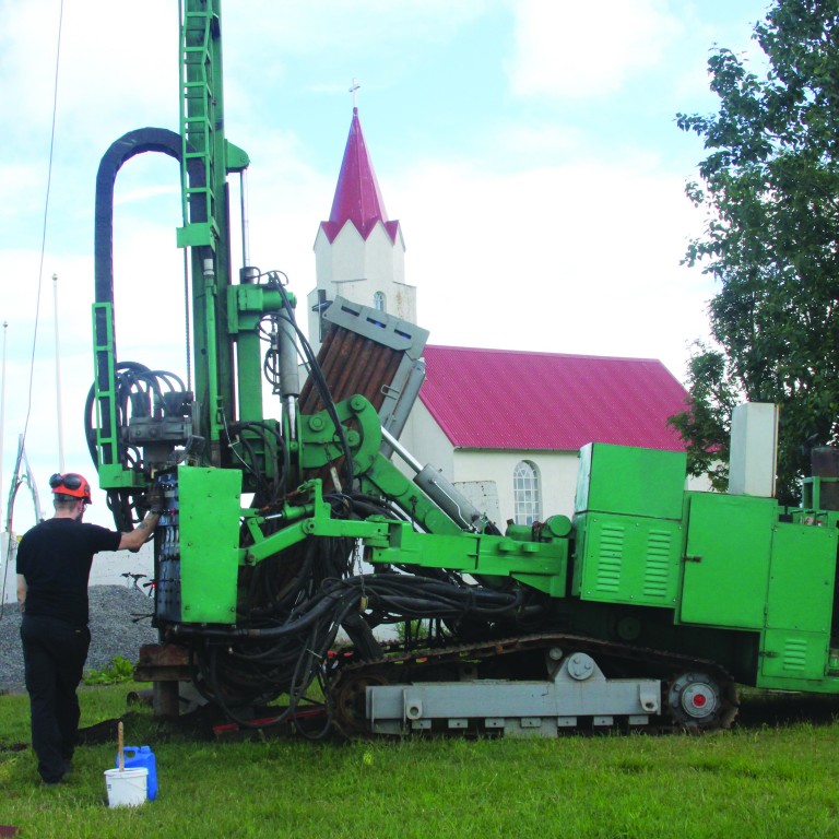 Allt gekk á afturfótunum þegar framkvæmdir hófust við borun eftir heitu vatni á bænum Ríp í Hegranesi. Nú ku hins vegar búið að semja við huldufólk og allt á betri veg. Mynd: Mbl./ Sigurður Bogi.