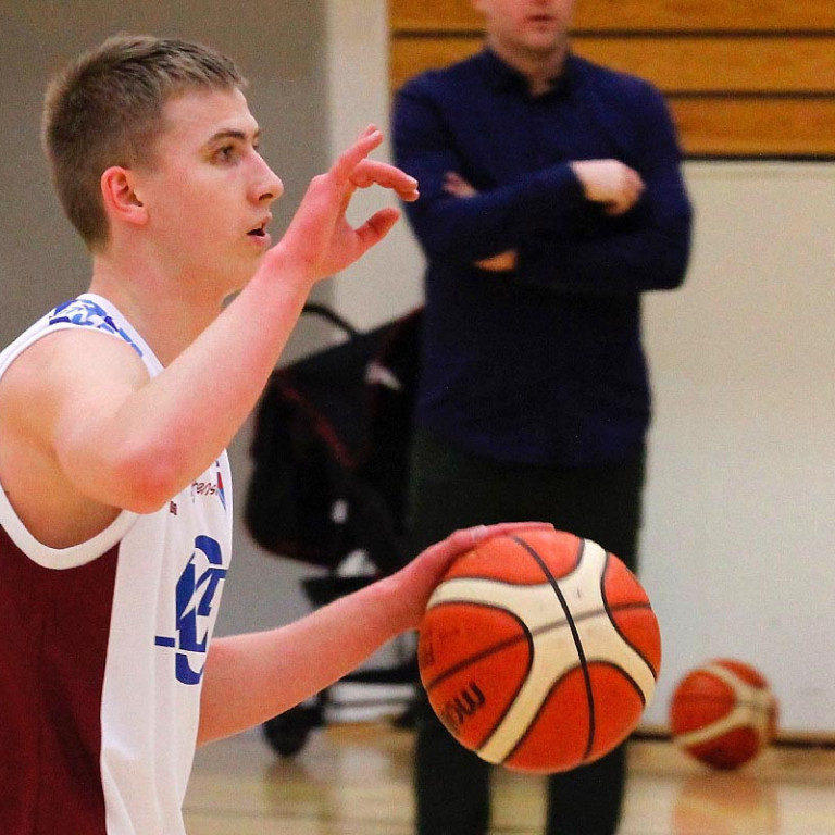 Pétur var með sigurkörfuna í kvöld.  MYND: ÓAB