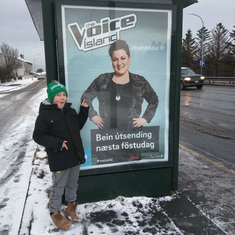 Eva Rún, 9 ára, bendir stolt á mynd af mömmu sinni, Hrafnhildi Ýr Víglundsdóttur, sem keppir í Voice Ísland í sjónvarpi símans í kvöld. Áhorfendur kjósa í símakosningu þá sem komast áfram í keppninni.