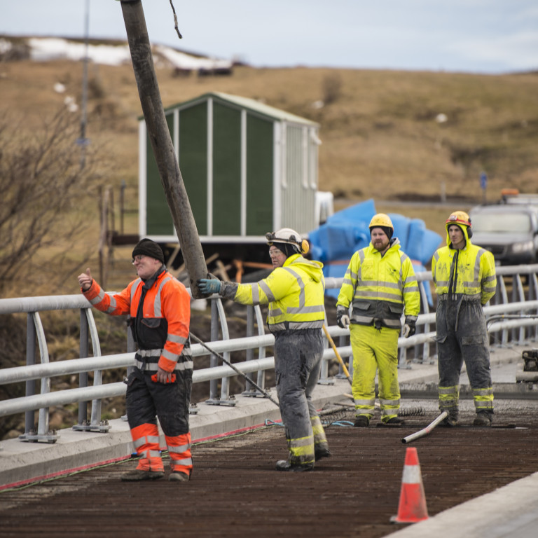 Vegfarendur geta von bráðar ekið þjóðveg 1 um Blöndubrú án nokkurra tafa en búist er við að framkvæmdum þar ljúki á mánudaginn. Mynd: RDJ