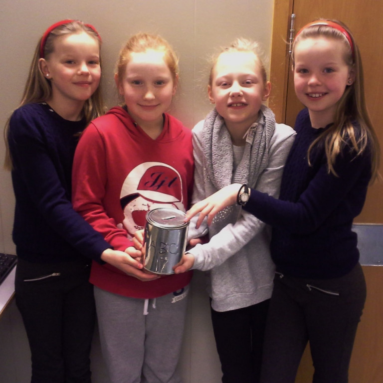 Afhentu ABC barnahjálp peningagjöf