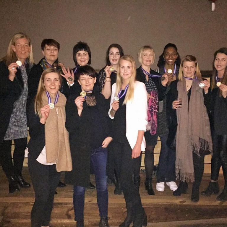 Myndatexti. Krækjur með rándýr hálsmen. Aftari röð fv. Ásta Ben, Þórdís Þóris, Sigurlaug Valgarðs, Sandra Hilmars, Una Sig, Cristina Ferreira, Helga Fanney og Vala Hrönn. Fremri: Hrafnhildur Guðna (Rabbý), Steinunn Lárus og Valdýs Ýr Ólafsdóttir. Mynd: Vala Hrönn.