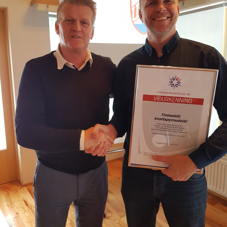Bergmann Guðmundsson tekur við viðurkenningu fyrir Fyrirmyndarfélag ÍSÍ úr höndum Viðars Sigurónssonar frá ÍSÍ. Mynd: Ómar Bragi.