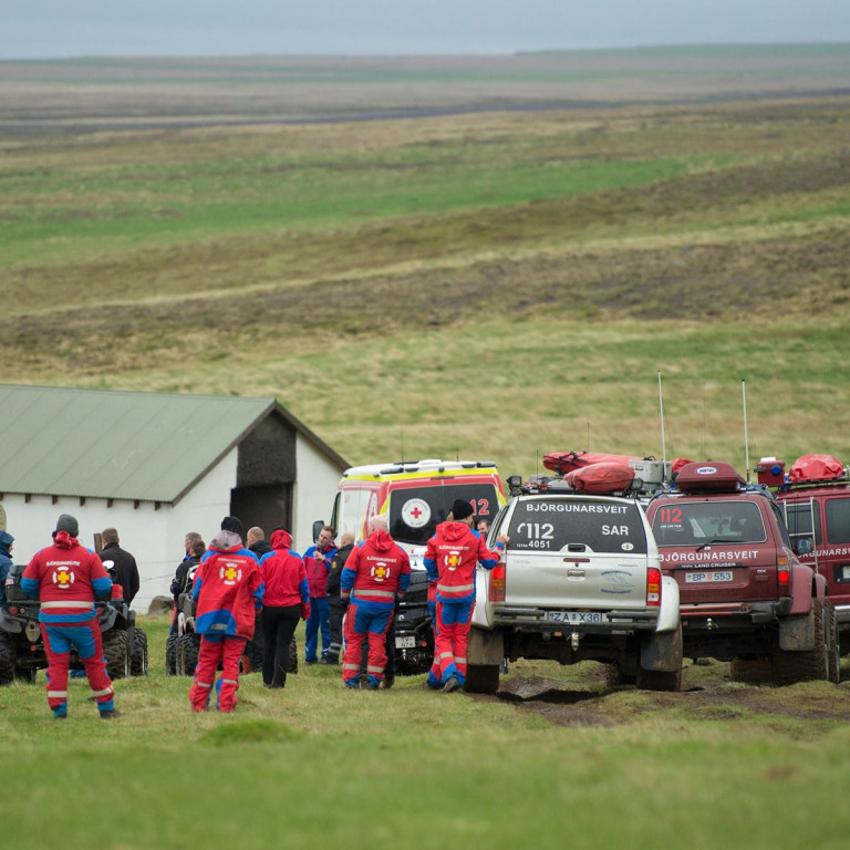 Bera þurfti manninn í börum niður bratta hlíðina þó nokkra vegalengd að björgunarsveitabíl sem flutti hann niður að bænum Brandaskarði þar sem sjúkrabíllinn beið. Mynd Björgunarfélagið Blanda.