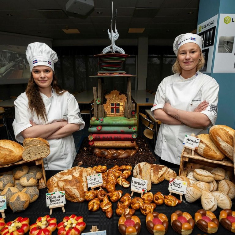 Hekla Guðrún og Stefanía Malen kepptu fyrir Íslands hönd á heimsmeistaramóti ungra bakara. Hér má sjá glæsilegt hlaðborð þeirra og sýningarstykkið er augnakonfekt að njóta. mbl.is/Eyþór Árnason