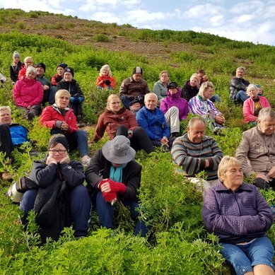 Á Reykjarhóli á Bökkum. Í Bakkabræðragöngunni endurtók Örlygur Kristfinnsson söguna um Bakkabræður frá morgunverðarfundi deginum áður. Mynd: PF.
