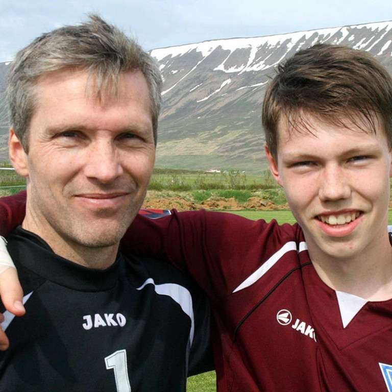 Fræknir feðgar léku saman í sumar í 2. deildinni. Gísli Eyland og Jón Gísli.