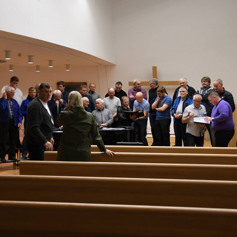 Karlakórinn á æfingu í Blönduóskirkju. Mynd: Höskuldur B. Erlingsson.