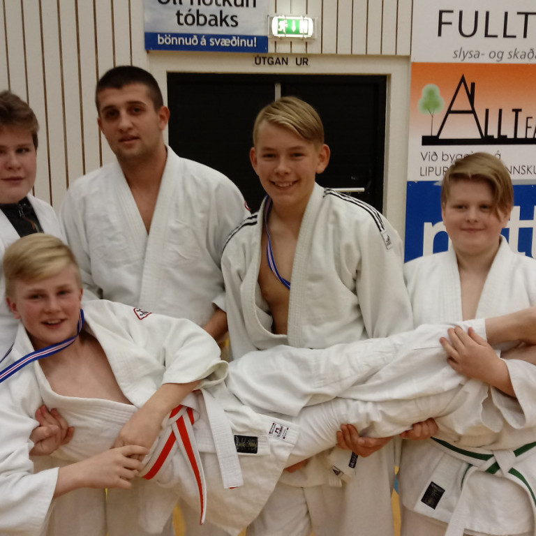 Keppendur Júdódeildar Tindastóls á Haustmóti JSÍ yngri flokka. Standandi frá vinstri: Þorgrímur Svavar Runólfsson, Tsvetan Tsvetanov Michevski, Viktor Darri Magnússon og Magnús Elí Jónsson. Fyrir framan: Arnór Freyr Fjólmundsson. Mynd: Einar Örn Hreinsson.