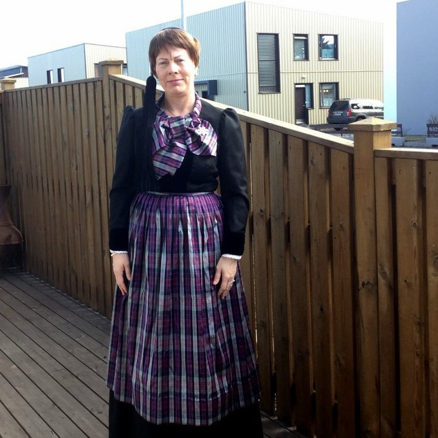 Hlíf í peysufötunum en æskudraumur hennar um að sauma á sig íslenskan búning fyrir fimmtugt rættist. Myndir úr einkasafni.