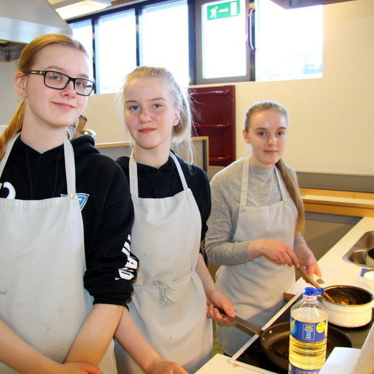 Sigurvegarar Kokkakeppni Árskóla 2018. Katrín Evu Óladóttir Marín Lind Ágústsdóttir, og Evu Rún Dagsdóttir. Mynd:PF