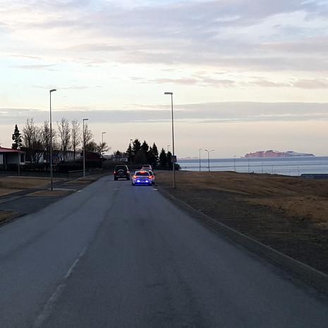 Lögreglan á Norðurlandi vestra hefur staðið vaktina vel undanfarna daga og meðal annars voru ökumenn stöðvaðir í gær sem óku full greitt eftir Sæmundarhlíðinni á Sauðárkróki. Mynd: PF.