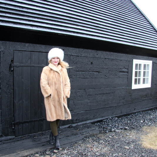 Rakel utan við Pakkhúsið á Hofsósi þar sem bændamarkaðurinn verður. Mynd: FE