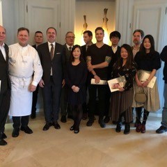 Frá lambakjötskynningunni í París. Óli Viðar Andrésson, sölustjóri Kjötafurðastöðvar KS, stendur fyrir aftan þá Friðrik Sigurðsson matreiðslumann og Kristján Andra Stefánsson sendiherra Íslands í París til vinstri á myndinni. Aðsend mynd.