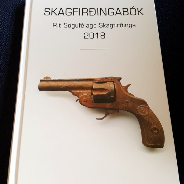 Á forsíðu bókarinnar er mynd af Webley skammbyssu sem Kristján Sölvason fann eftir stríð í skotgröfum breska hersins ofan við Eyrina.