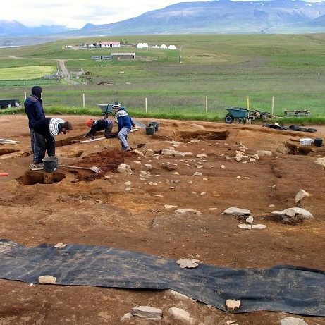 Fornleifafræðingar að störfum í kirkjugarðinum í Keflavík í Hegranesi sem er frá 11. og 12. öld. Mynd: Facebooksíða Byggðasafns Skagafjarðar.