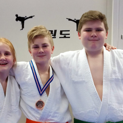 Fulltrúar Tindastóls á Íslandsmóti yngri flokka í Júdó 2018. Frá vinstri: Þóranna Ásdís Fjólmundsdóttir, Arnór Freyr Fjólmundsson og Þorgrímur Svavar Runólfsson. Mynd: Einar Örn Hreinsson.