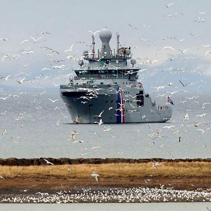 Varðskipið Þór, flaggskip Landhelgisgæslunnar, fyrir utan Blönduós. Mynd: Róbert Daníel Jónsson.