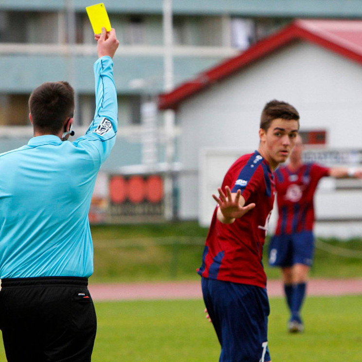 Konni gerði bæði mörk Stólanna, fékk gult og meiddist í fyrri hálfleik. Það er því við hæfi að nota sömu mynd og síðast. MYND: ÓAB