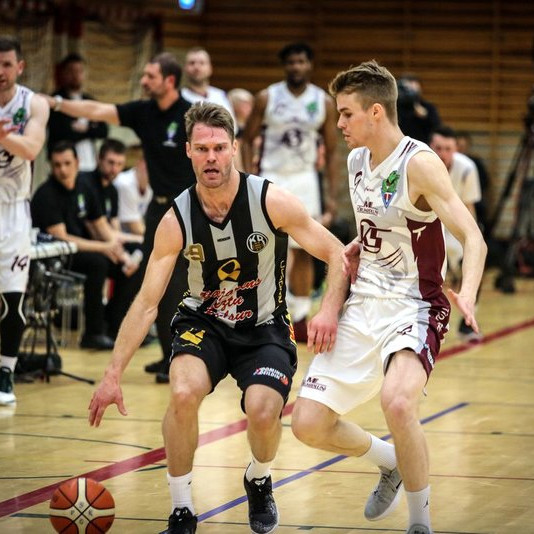 Björgvin tekur góða vörn á körfuboltamann Íslands, Jón Arnór, í úrslitarimmu Tindastóls og KR í Domino´s deildinni í vor. Mynd: Hjalti Árna.