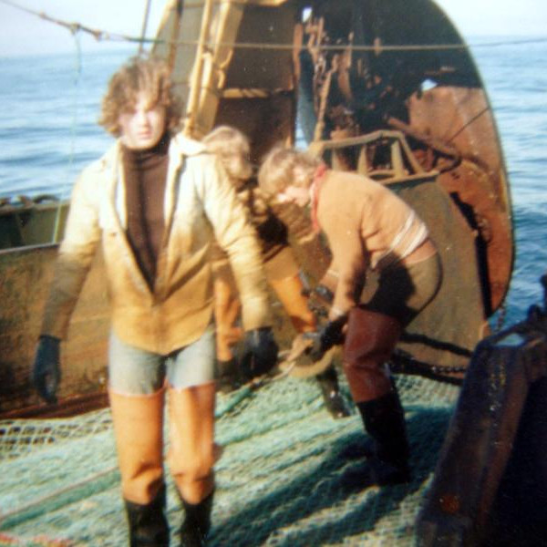 Ungur Árni á sjó, berhöfðaður og í bússum. Mynd: Ingólfur Guðmundsson.