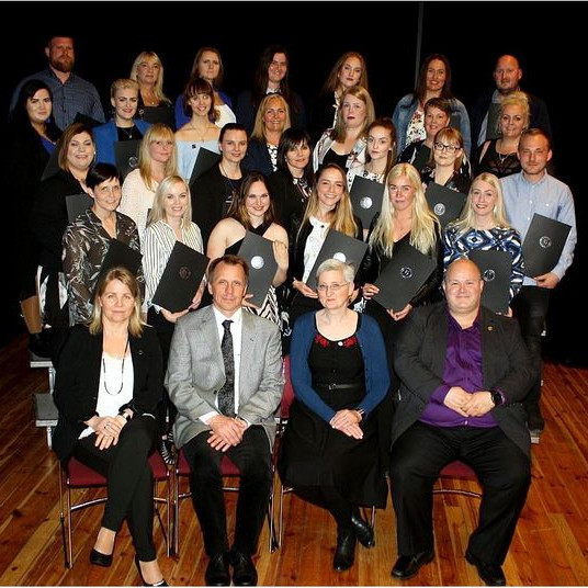 Brautskráðir nemendur frá Háskólanum á Hólum ásamt deildarstjórum og rektor. Mynd: Holar.is.