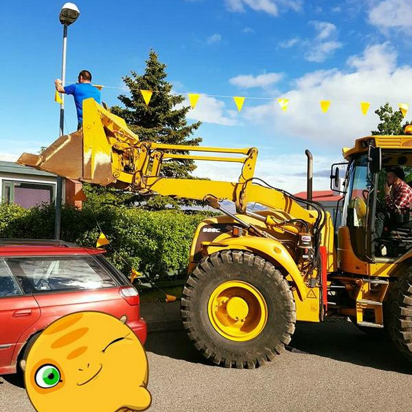 Hér er verið að skreyta eins og lög gera ráð fyrir. Mynd af FB-síðu Lummudaga.