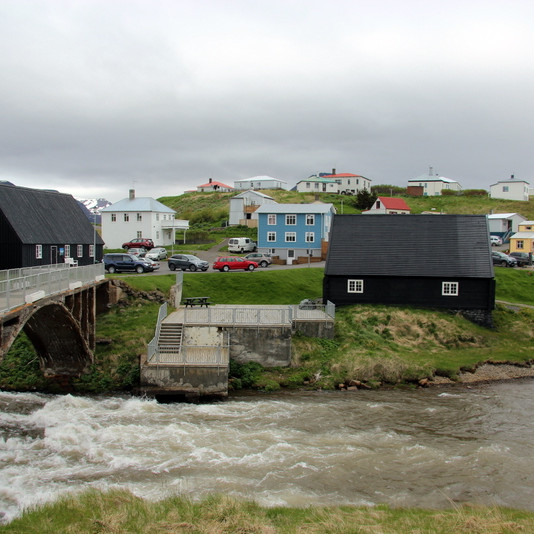 Markaðurinn verður haldinn í gamla Pakkhúsinu á Hofsósi sem er til hægri á myndinni. Mynd:FE