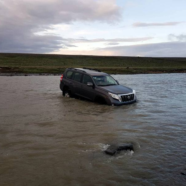Jeppinn sat fastur á steini í miðju Blönduvaði. Mynd: Facebooksíða Björgunarfélagsins Blöndu.